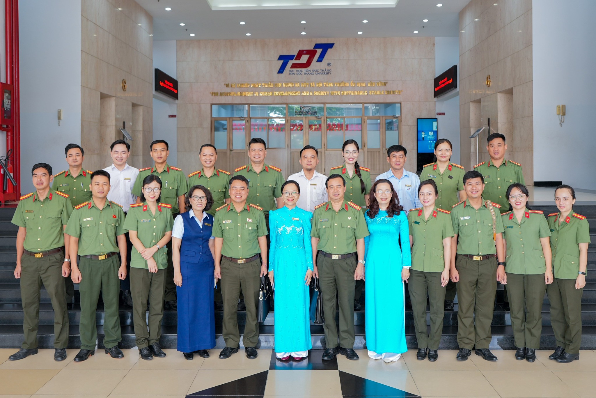 Trường Đại học Tôn Đức Thắng (TDTU) hợp tác cùng Học viện Chính trị Công an nhân dân: Trao đổi kinh nghiệm về Chuyển đổi số và Đào tạo!