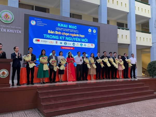 HUIT Đồng hành cùng THPT Nguyễn Khuyến: Giải mã nghề nghiệp, chọn ngành bản lĩnh trong kỷ nguyên mới!